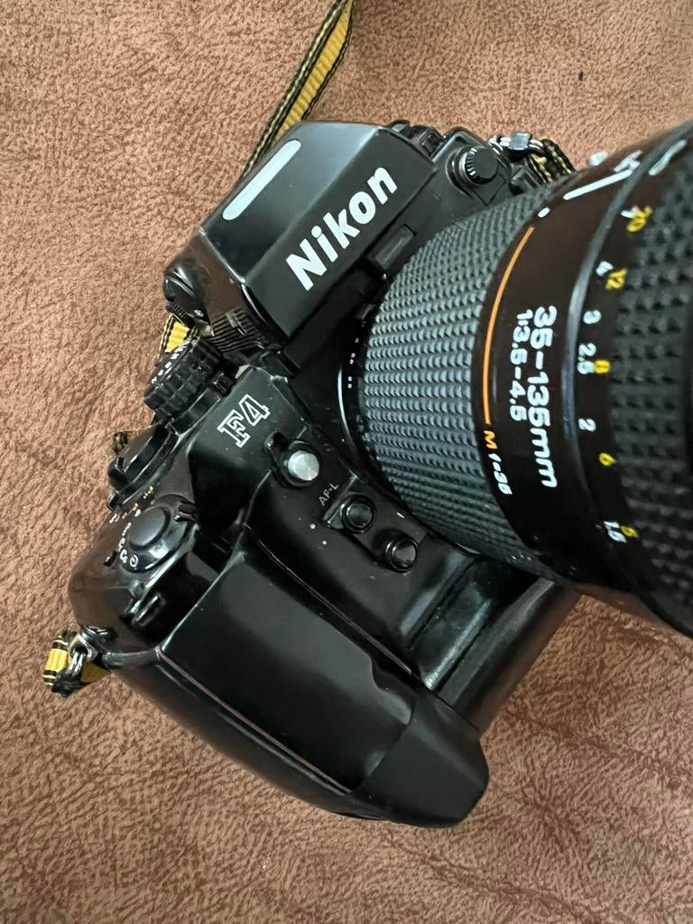 Nikon f4s ,mb21 grip, strap, in zeer goede staat, Audio, Tv en Foto, Fotocamera's Analoog, Ophalen of Verzenden, Zo goed als nieuw