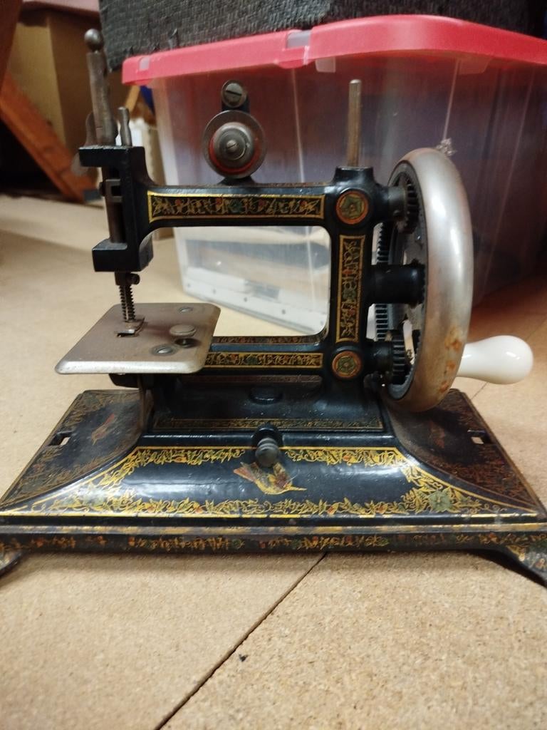 Oude naaimachine uit 1902, Antiek en Kunst, Antiek | Naaimachines, Ophalen of Verzenden