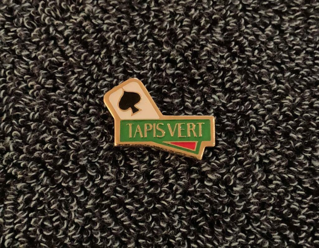 PIN - TAPIS VERT - CARTES - KAARTEN - CARDS, Envoi, Comme neuf, Autres sujets/thèmes, Insigne ou Pin's
