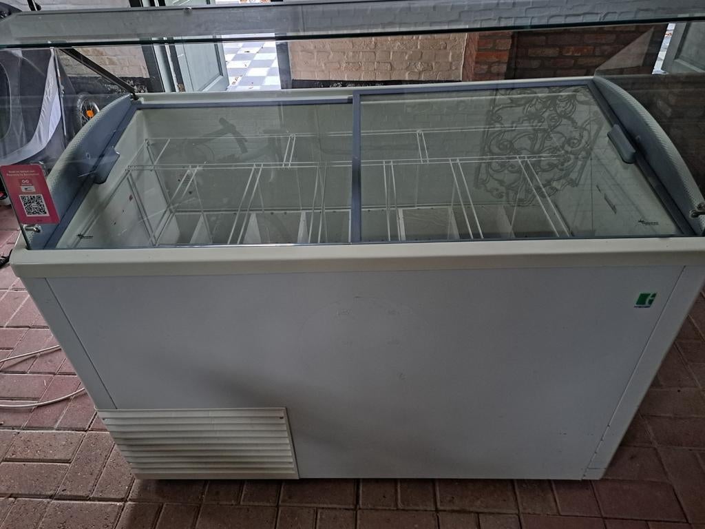 Schepijsvitrine, Ophalen