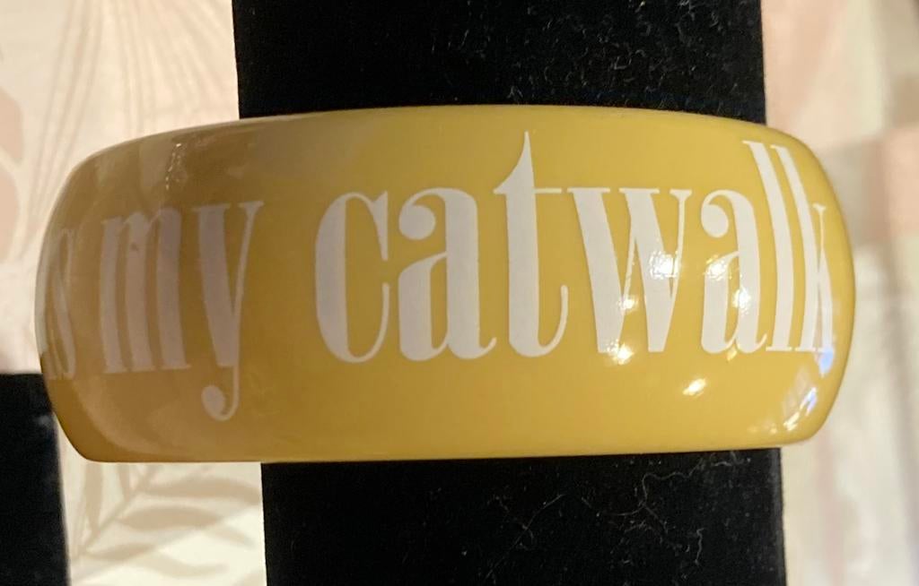 Dikke,harde,stevige armband met tekst., Handtassen en Accessoires, Armbanden, Ophalen, Nieuw, Geel, Kunststof of Plastic