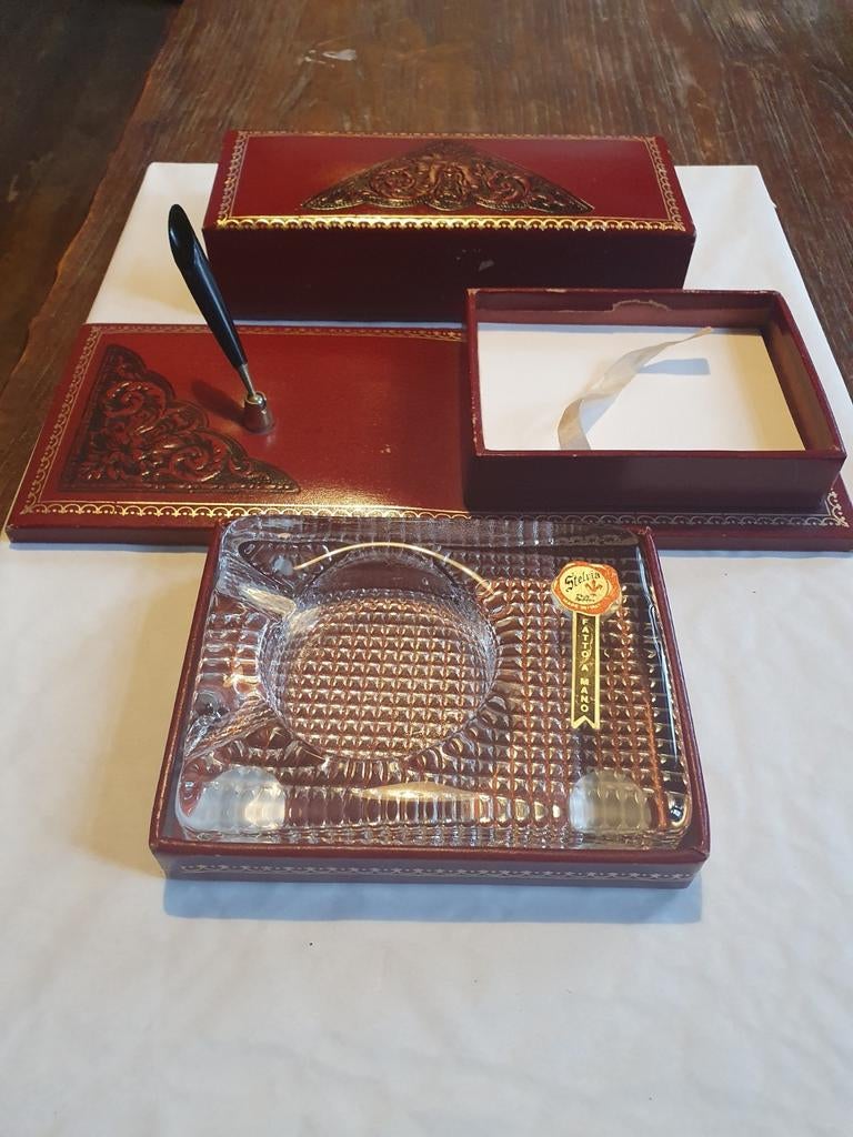 Bureauset in leder met asbak van stelvia kristal., Antiek en Kunst, Antiek | Glaswerk en Kristal, Ophalen of Verzenden