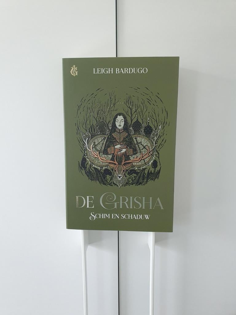Leigh Bardugo - De Grisha. Schim en schaduw, Leigh Bardugo, Ophalen of Verzenden, Zo goed als nieuw