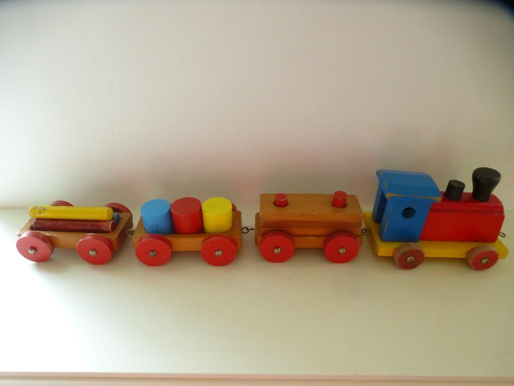 HOUTEN TREINTJE met wagons, Ophalen of Verzenden, Gebruikt, Duw- of Trekspeelgoed