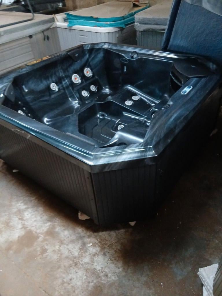 Demo model  jacuzzi  word geplaatst bij u gratis, Tuin en Terras, Ophalen of Verzenden