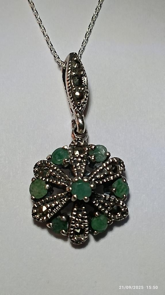 Pendentif en argent massif avec emeraudes naturelles, Neuf, Enlèvement ou Envoi, Avec pierre précieuse, Fleur ou Plante