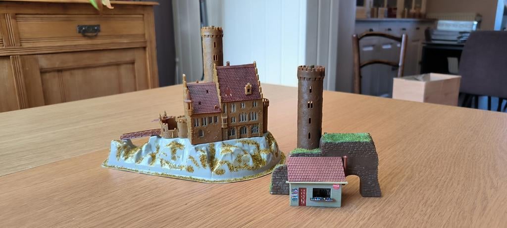 Chateau et tour / buvette de décor de train éléctrique taill, Enlèvement ou Envoi, Comme neuf, Pont, Tunnel ou Bâtiment