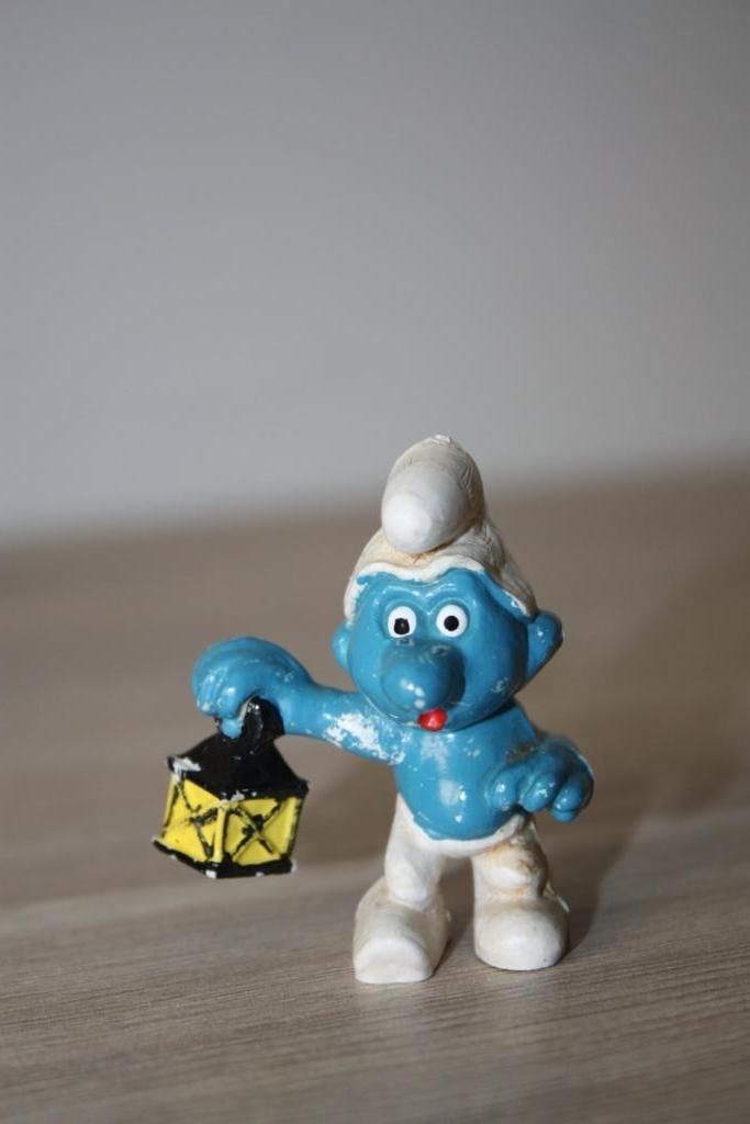 Oude Smurf , Peyo , variant ZWARTE LANTAARN , 1977 schleich, Verzamelen, Ophalen of Verzenden, Smurfen, Gebruikt, Beeldje of Figuurtje