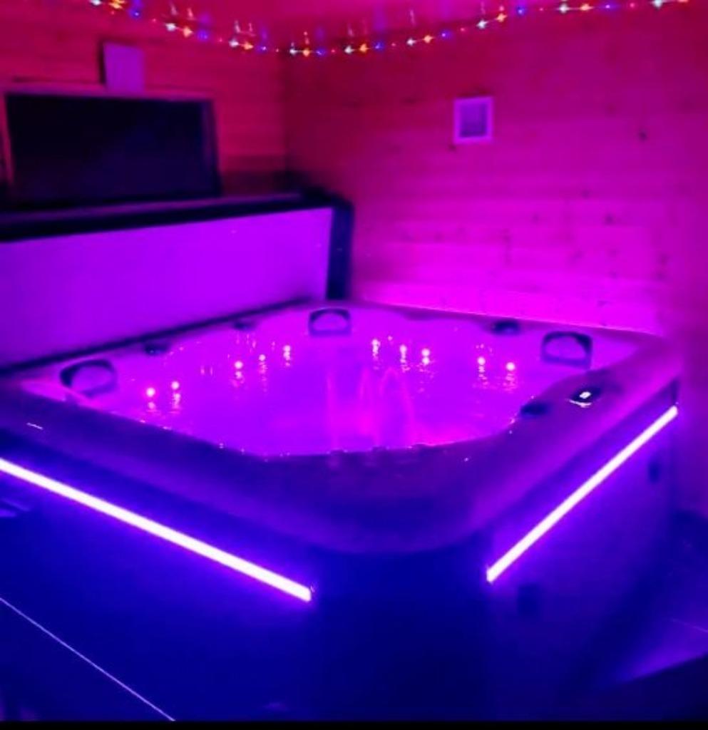 Nieuw  Exclusieve en efficiënte 3-persoons jacuzzi 3 pompen, Ophalen, Nieuw