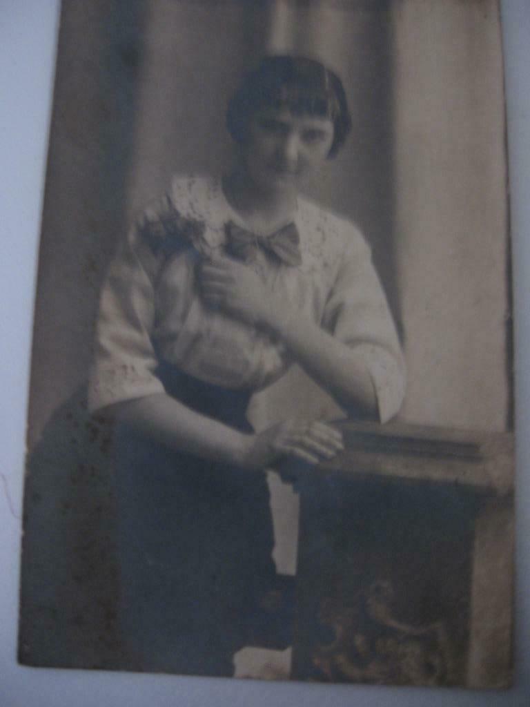 Retro ansichtkaart / foto .... Jong meisje uit de jaren 1920, Verzamelen, Ophalen of Verzenden, 1920 tot 1940, Ongelopen, Overige thema's