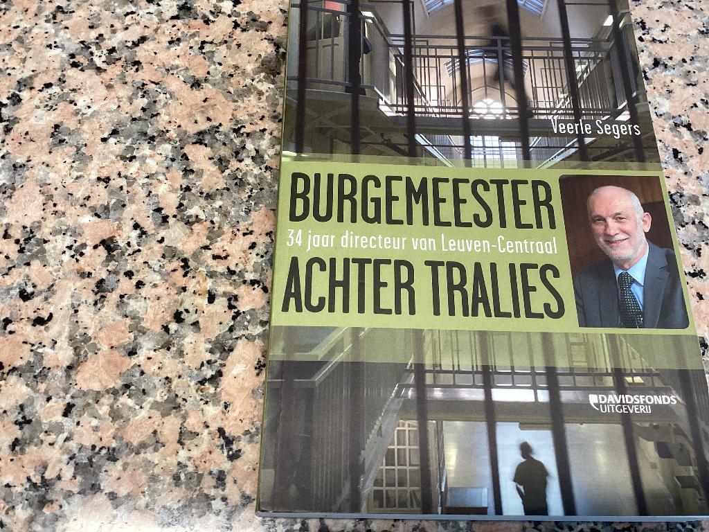 Burgemeester achter tralies. 34 jaar directeur Leuven-centra, Boeken, Boekenweekgeschenken, Ophalen of Verzenden, Zo goed als nieuw