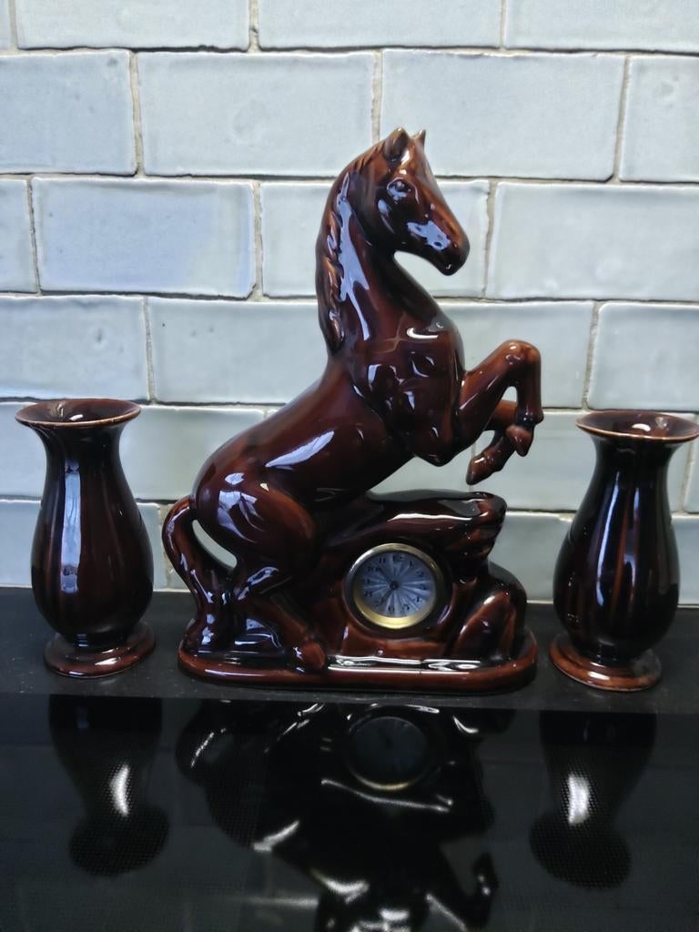KERAMIEK SCHOUWGARNITUUR STEIGEREND PAARD MET KLOKJE, Antiek en Kunst, Antiek | Keramiek en Aardewerk, Ophalen