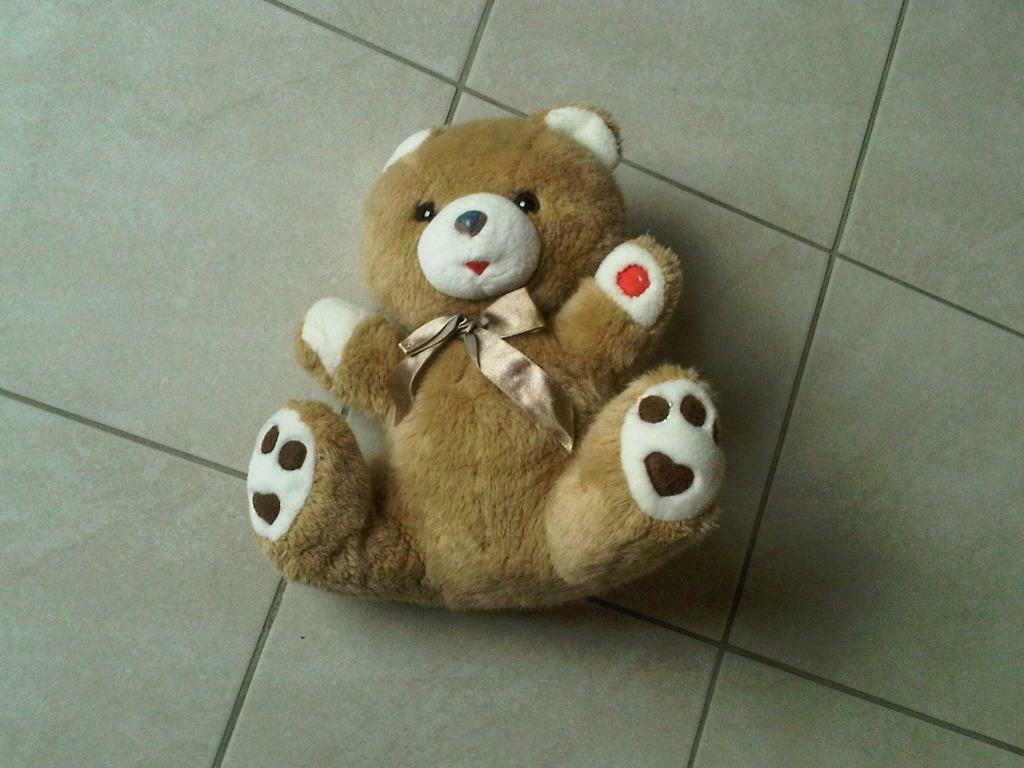 Knuffel in de vorm van een grote bruine beer met strik, Enlèvement ou Envoi, Neuf, Ours