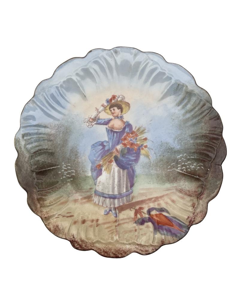 Assiette en Porcelaine à Décor de Dame aux Fleurs – 19e/20e, Enlèvement ou Envoi