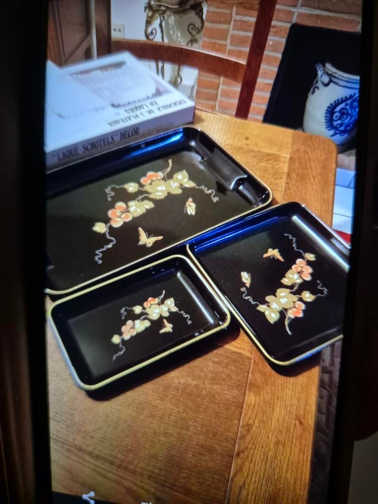 Vintage Set van 3 Gelakte Zwarte Nest Dienbladen Bloemen, Ophalen, Nieuw, Kunststof