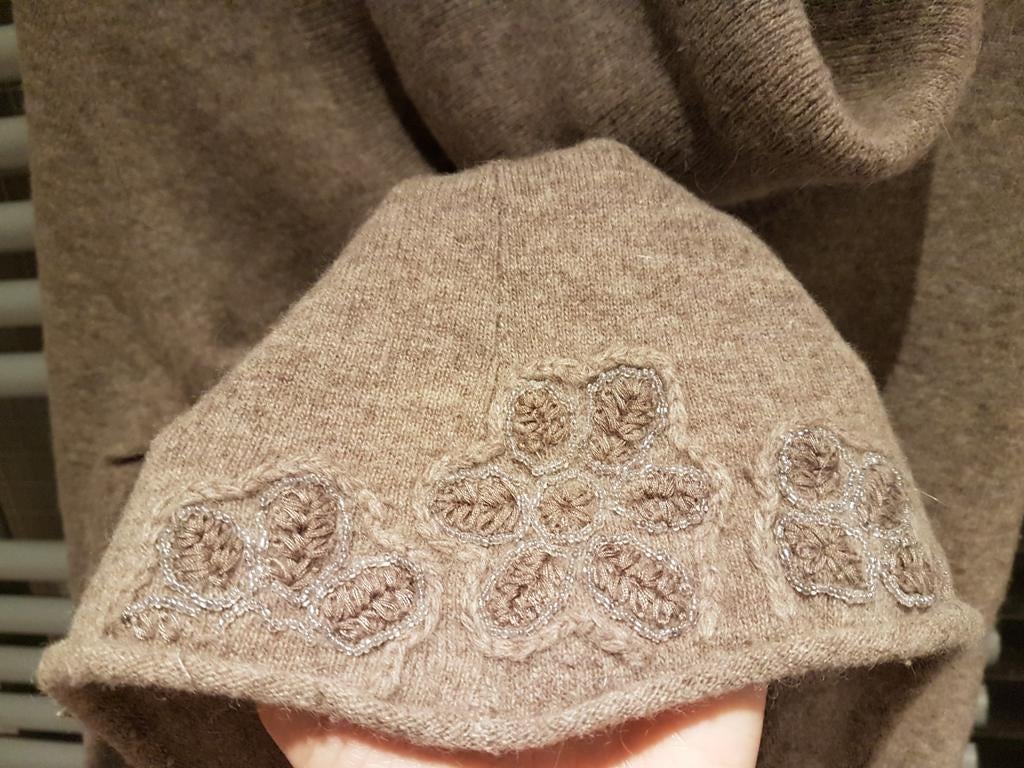 Beige trui met koltraag Mer Du Nord , pareltjes op de mouw, Kleding | Dames, Maat 38/40 (M), Beige, Ophalen of Verzenden, Gedragen