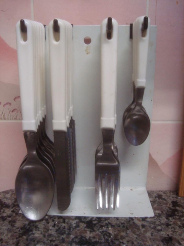 23 couverts inox, manches blanc, Résiste au lave-vaisselle, Couverts en vrac, Utilisé, Inox ou Chrome