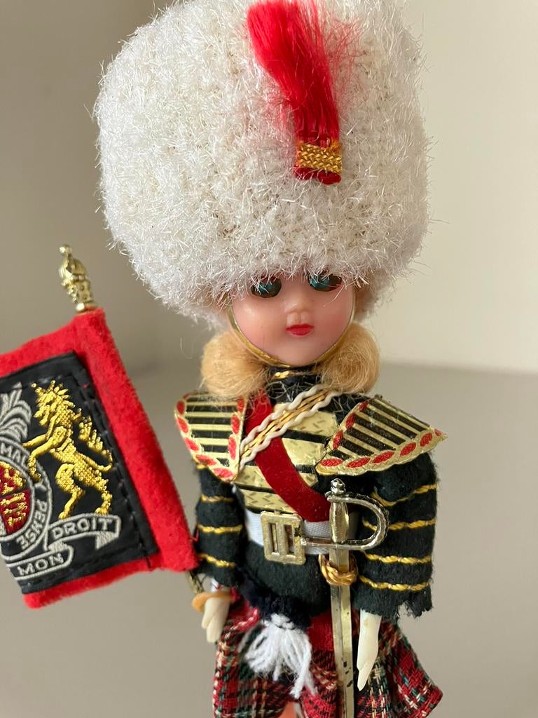 VINTAGE Souvenir-popje LONDEN, beweegbare oogjes., Enlèvement ou Envoi