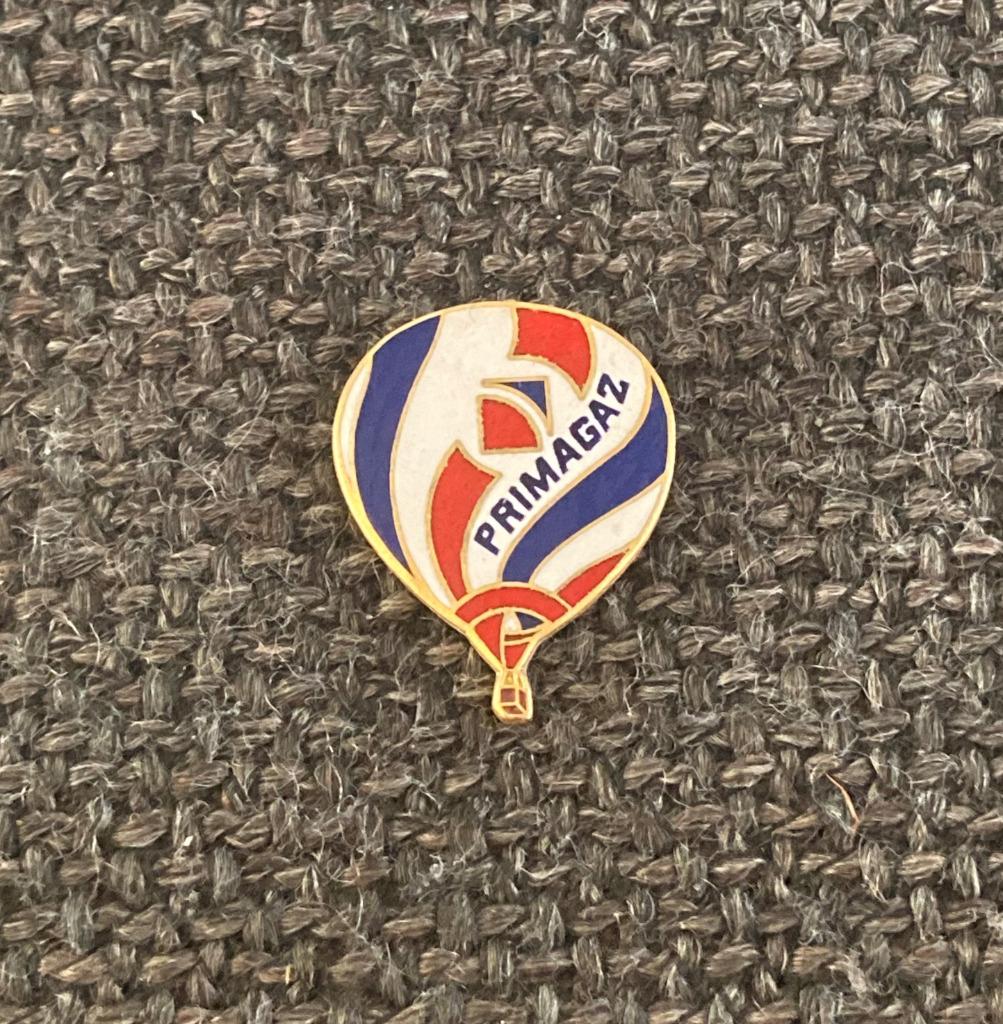 PIN - PRIMAGAZ - LUCHTBALLON - AIR BALLOON - MONTGOLFIÈRE, Verzenden, Gebruikt, Transport, Speldje of Pin