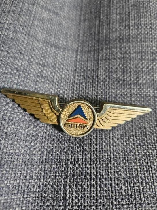 Speldje Delta Airlines, Verzamelen, Ophalen of Verzenden, Zo goed als nieuw