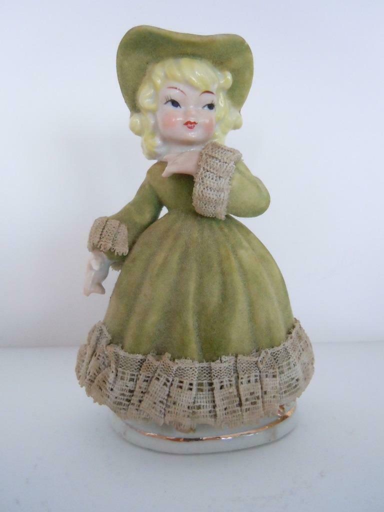Figurine fille en robe verte porcelaine, Collections, Statues & Figurines, Utilisé, Humain, Enlèvement ou Envoi