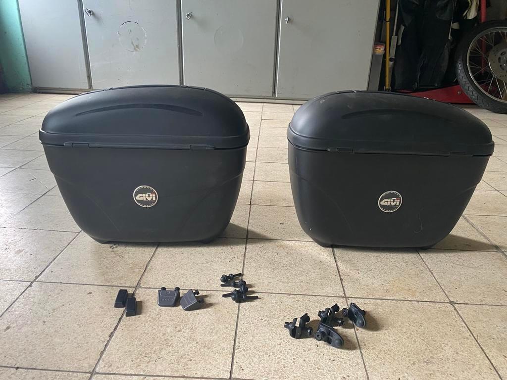 Sacoches rigide Givi Monokey + Kit de fixations, Motoren, Ophalen, Zo goed als nieuw