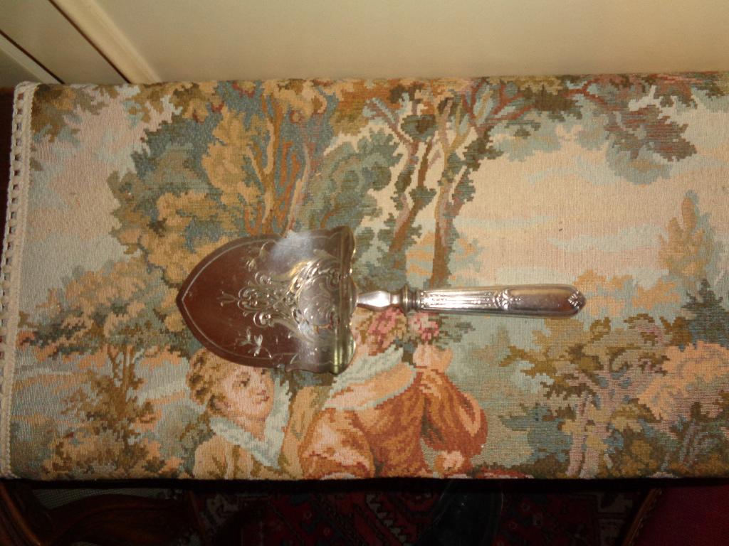 Taartschelp in Art Nouveau-stijl in verzilverd metaal, Antiek en Kunst, Antiek | Bestek, Ophalen of Verzenden
