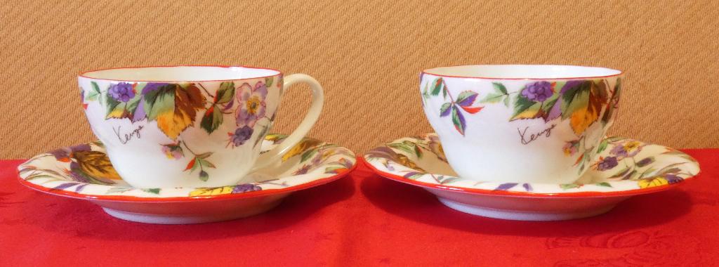 2  tasses en porcelaine très fine au design japonais, Enlèvement ou Envoi