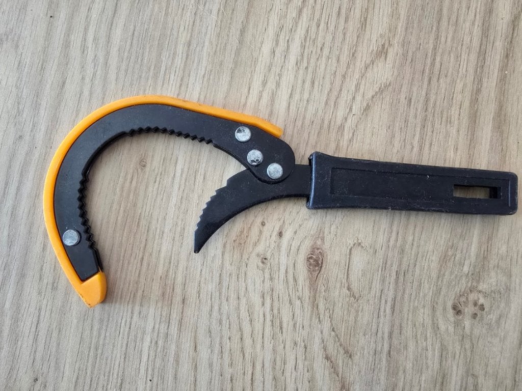 Verstelbare oliefiltertang met zelfklemmende bek, Doe-het-zelf en Bouw, Gereedschap | Handgereedschap, Ophalen of Verzenden, Zo goed als nieuw