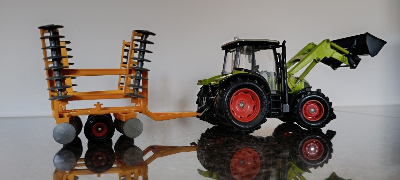 Siku Claas tractor en britains schijvenegg, Hobby en Vrije tijd, Modelauto's | 1:32, Ophalen of Verzenden, Zo goed als nieuw, Tractor of Landbouw