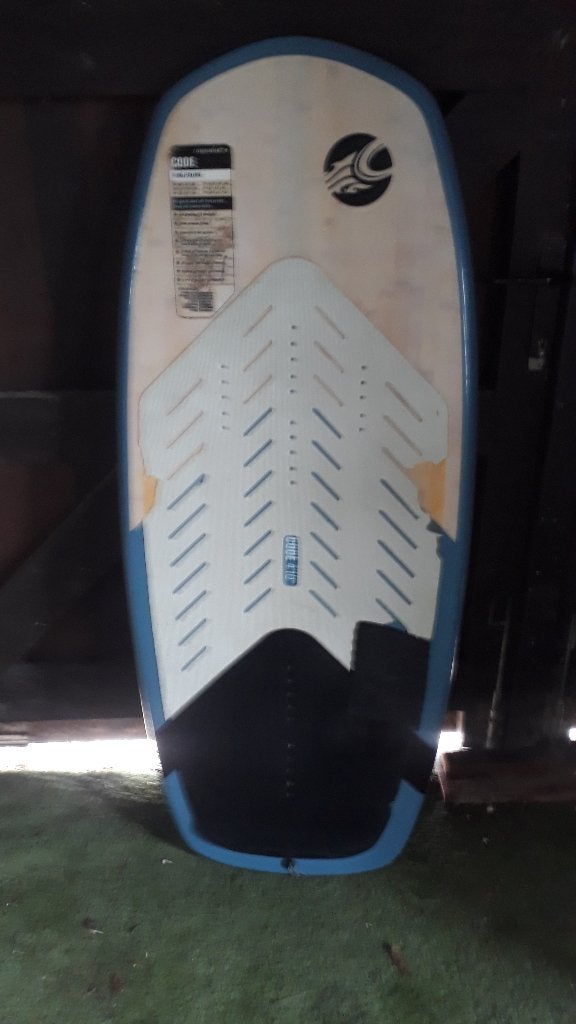 Cabrinha code 4'10 68 liter, Sports nautiques & Bateaux, Aile de surf, Enlèvement, Utilisé, Planche à voile