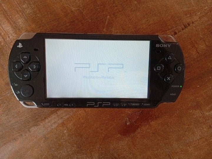 PSP perfecte staat met 4 games, opbergtas en nieuwe batterij, Games en Spelcomputers, Spelcomputers | Sony PSP, Verzenden, Zwart