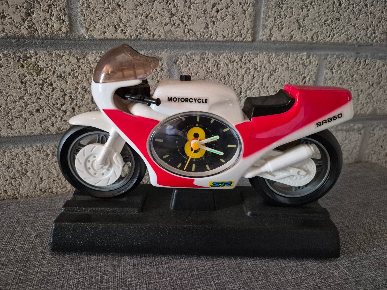 rood-witte SR850-motorfiets, Ophalen