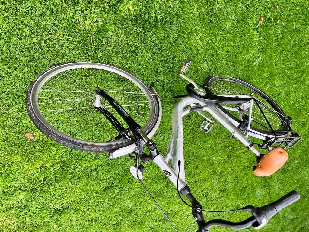 Damesfiets 28 inch Is gebruik, Ophalen, Zo goed als nieuw