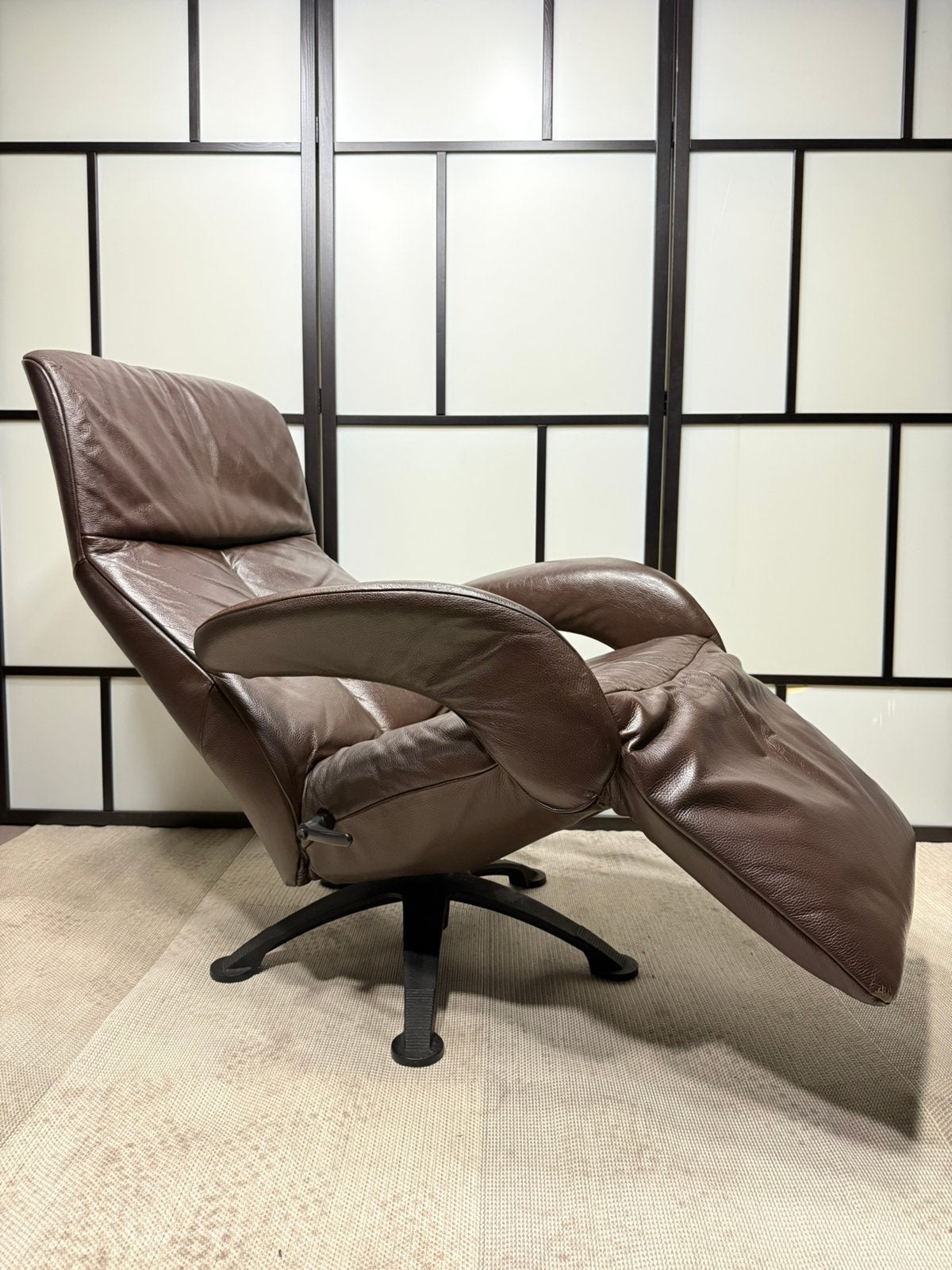 Fauteuil Relax JORI - Marron foncé - Modèle Symphony design, Maison & Meubles, 100 à 125 cm, Artifort Cassina Hukla Vitra Italia Prominent Eames Lounge