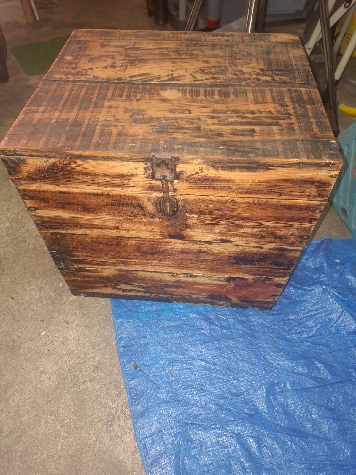 coffre en bois, Enlèvement