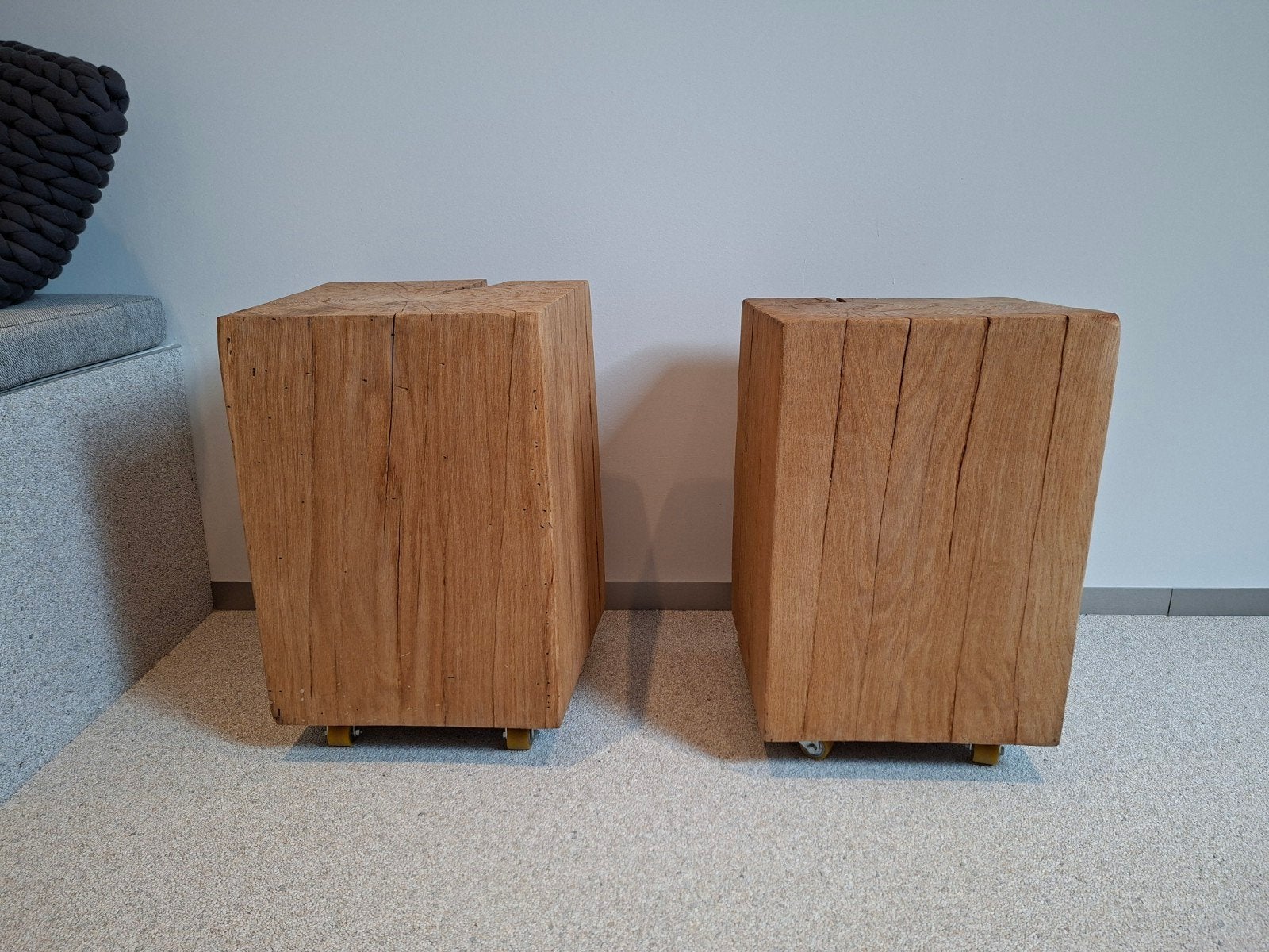 2 massief eikenhouten blokken / nachttafels op wieltjes, Huis en Inrichting, Minder dan 55 cm, Zo goed als nieuw, Rechthoekig