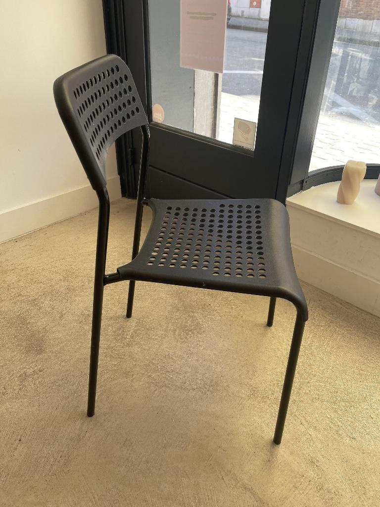 Lot de 30 chaises noires, confort., à vendre en parfait état, Comme neuf, Enlèvement, Cinq, Six Chaises ou plus, Autres matériaux