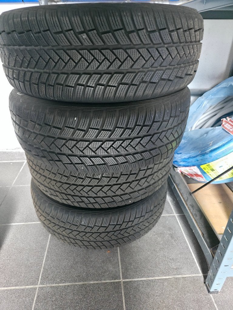 4 vredestein winterbanden te koop 215/60 R17   6mm, Autos : Pièces & Accessoires, Pneus & Jantes, Enlèvement, Pneus hiver