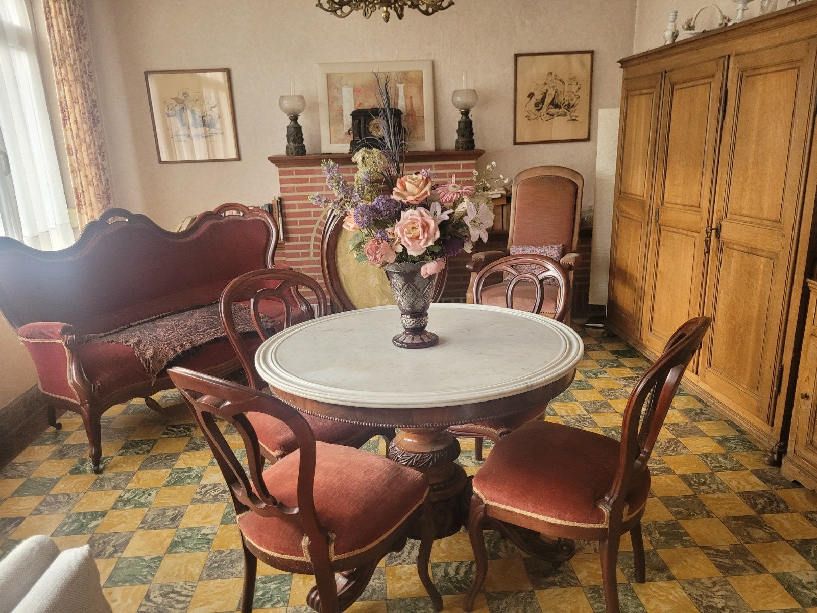 witte marmeren voetstuktafel, Ophalen
