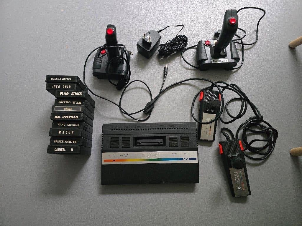 Atari 2600 Jr. console + 4 joysticks & 9 games (ongetest), Games en Spelcomputers, Ophalen, Gebruikt, Met games, Met 3 controllers of meer