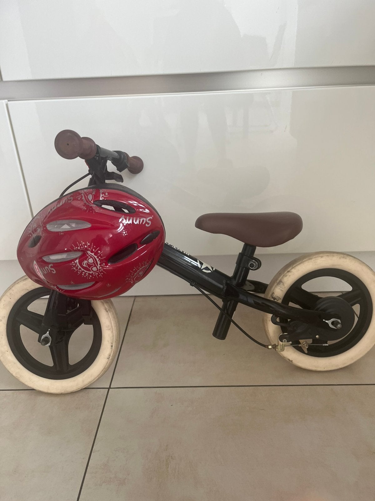 Loopfiets B Twin met helm 25 eu, Fietsen en Brommers, Ophalen, Zo goed als nieuw