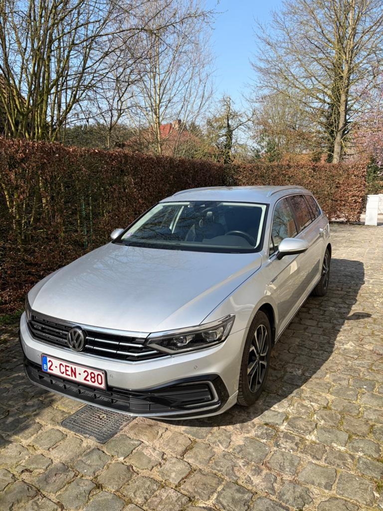 Volkswagen Passat GTE 1.4 Business, Auto's, Parkeersensor, Break, Dealer onderhouden, Zilver of Grijs