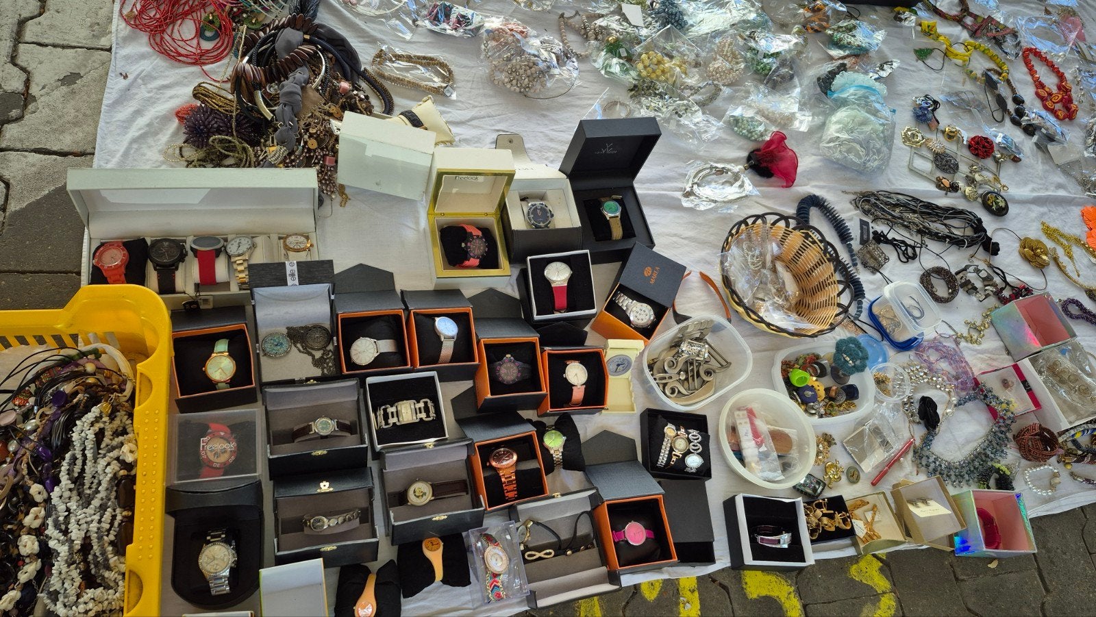 Je revends un lot de bijoux neufs et quasi neufs., Ophalen, Met parel, Nieuw, Dame of Heer