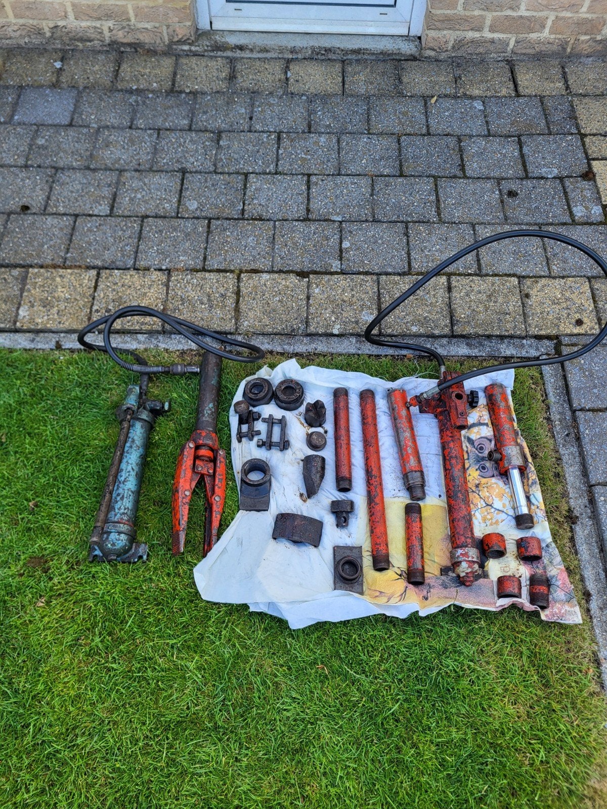 Hydraulische uitdeukset, Ophalen