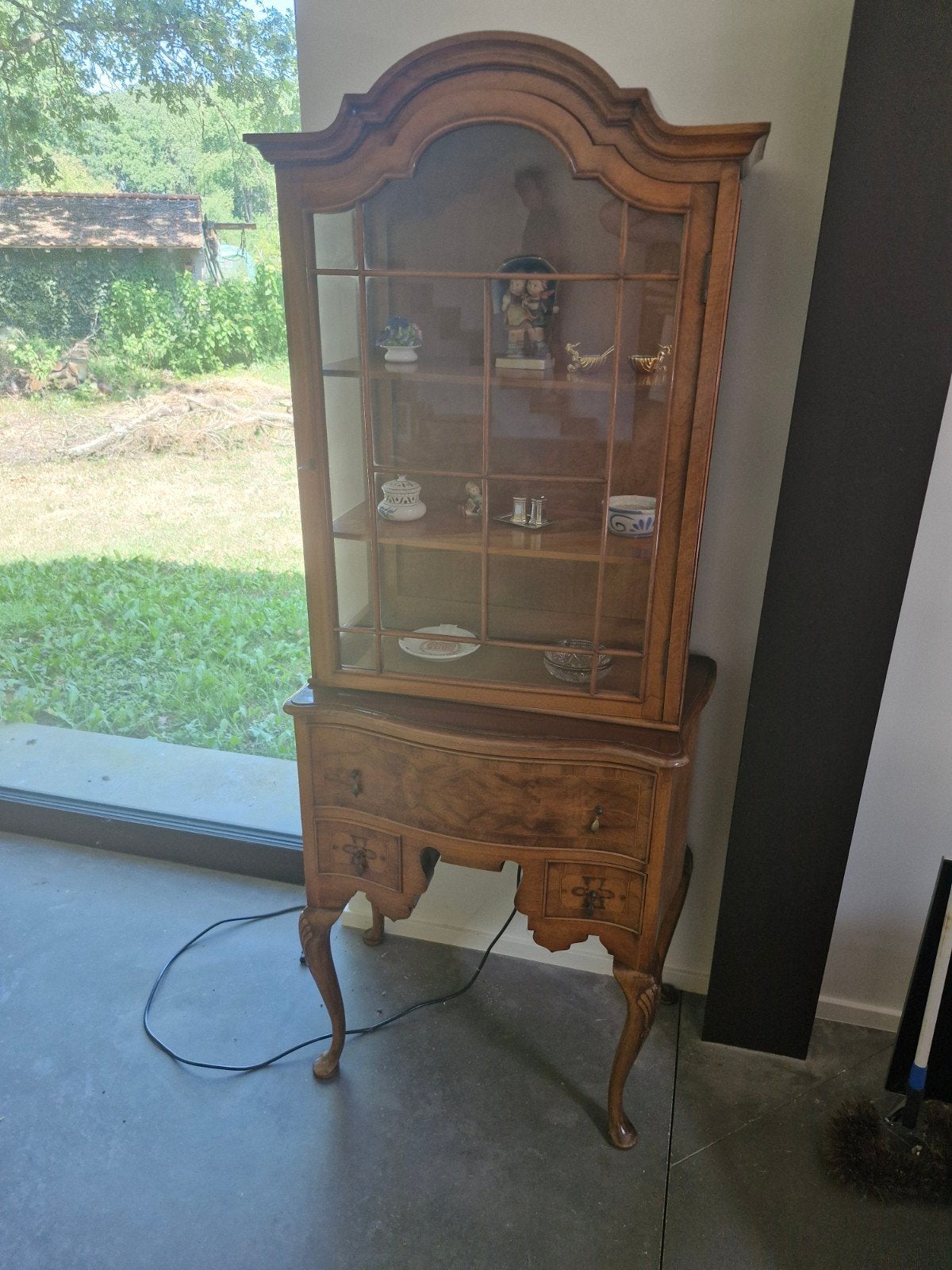 armoire vitrée en bois de placage de racine, Maison & Meubles, Enlèvement