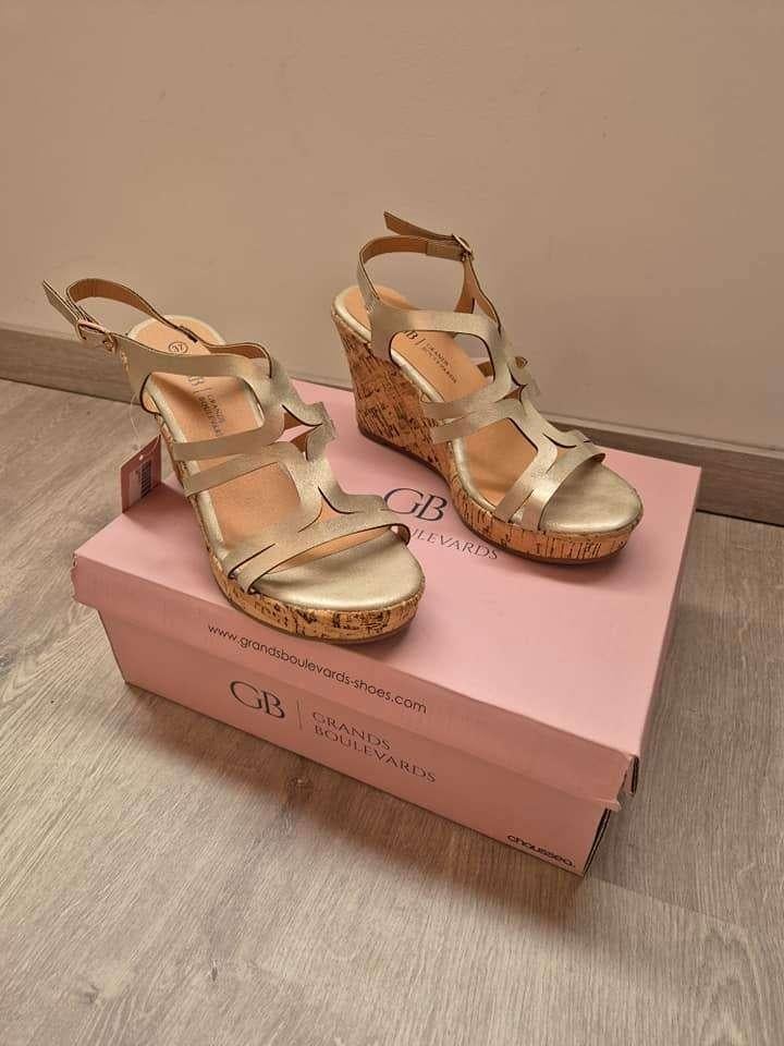 Sandalen met sleehak chaussea. Maat 37. Nooit gedragen, Chaussea, Enlèvement ou Envoi, Neuf
