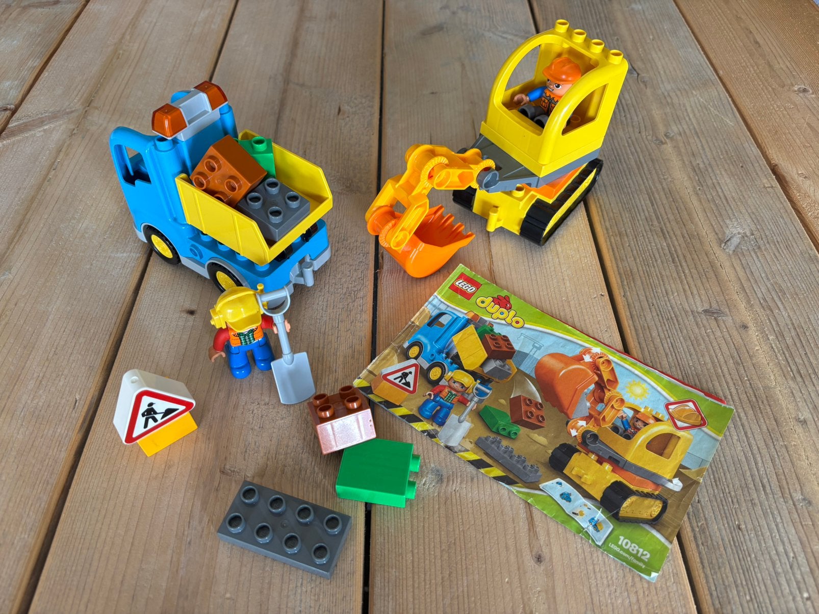 Lego duplo 10812 vrachtwagen met graafmachine, Kinderen en Baby's, Speelgoed | Duplo en Lego, Ophalen of Verzenden, Zo goed als nieuw