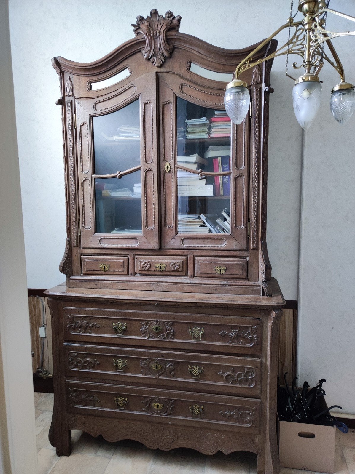 Vitrine deux corp liégeois, Enlèvement