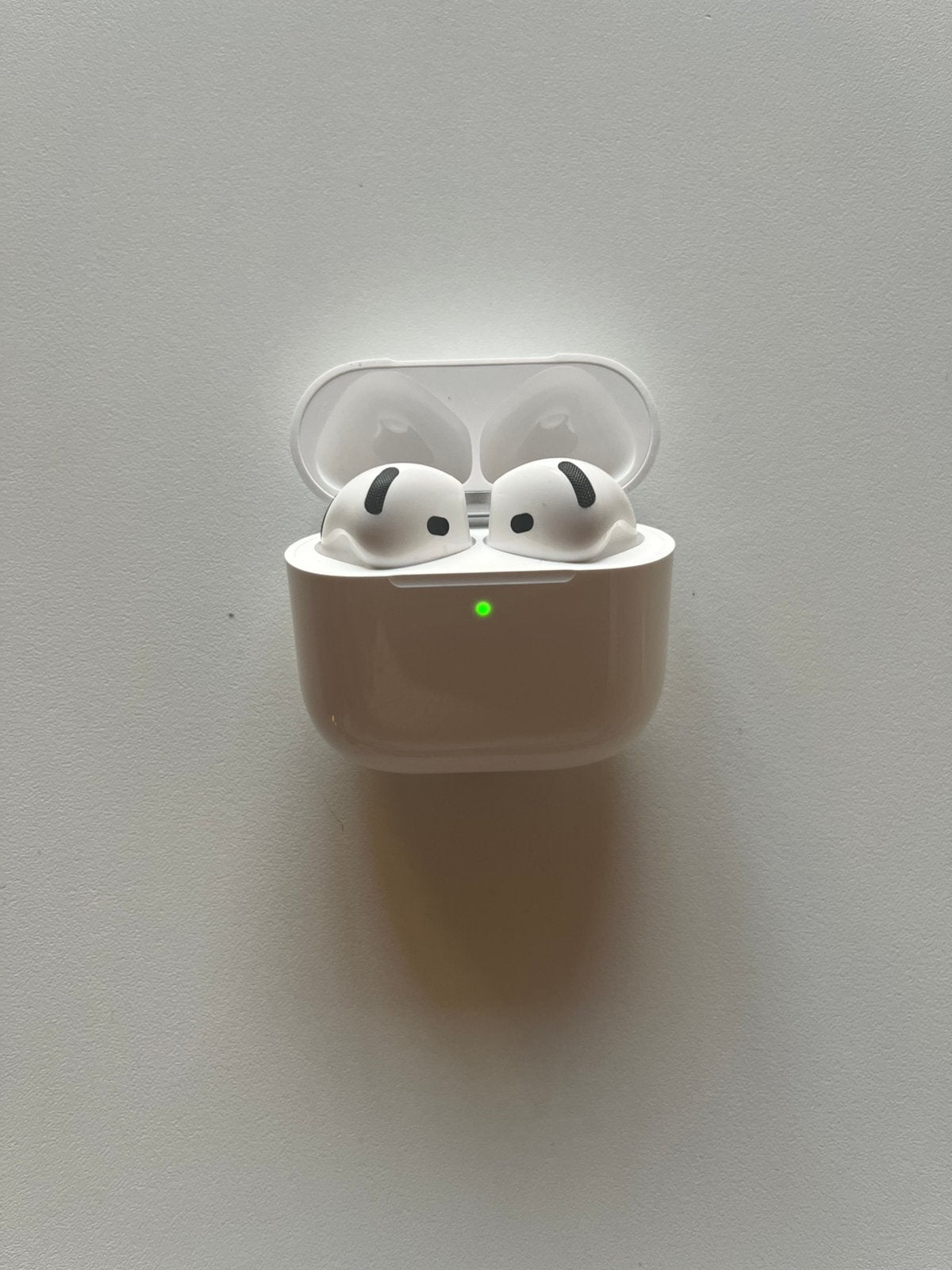 Airpod 4, Ophalen of Verzenden, Zo goed als nieuw, Apple, In oorschelp (earbud)